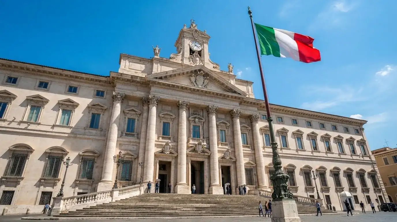 Un edificio governativo italiano con bandiera al vento fotografato dal basso in una giornata di sole.
