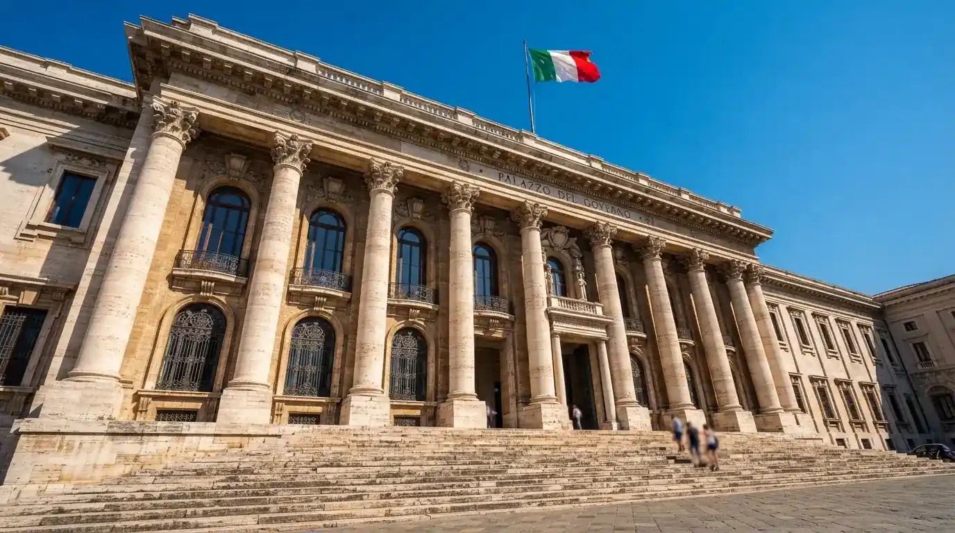 Un edificio governativo italiano con bandiera al vento fotografato dal basso in una giornata di sole.